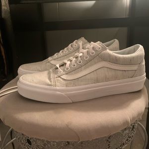 VANS OFF THE WALL SNEAKERS - LIKE NEW